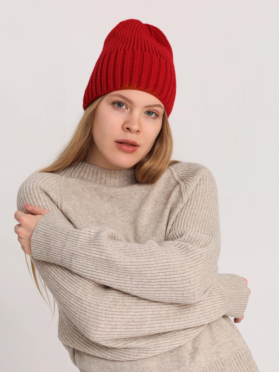 Красная вязаная шапка-бини